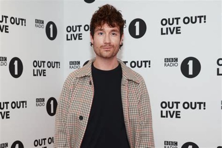 Love Life Unveiled: Dan Smith of Bastille and His Mysterious Wife